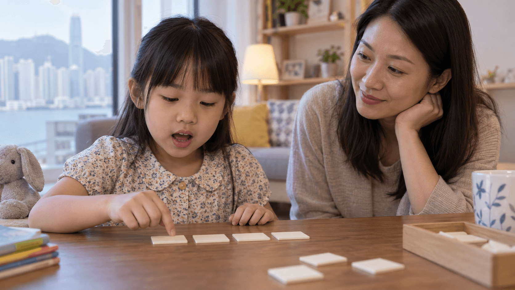 示意图：孩子在家中以学习素材逐个分辨英语词语的声音