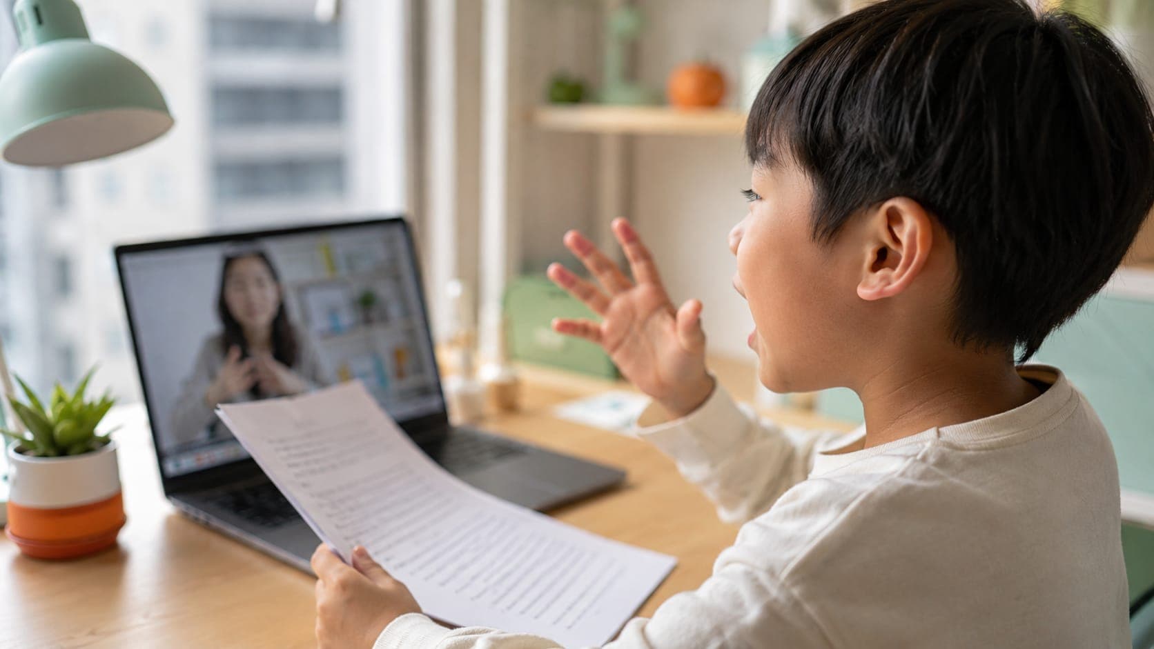 學生在線上一對一課堂練習朗誦演繹