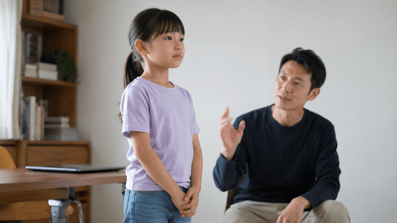 示意圖:孩子在家中練習站定、望向前方和短暫停頓,成人在旁給予簡單提示