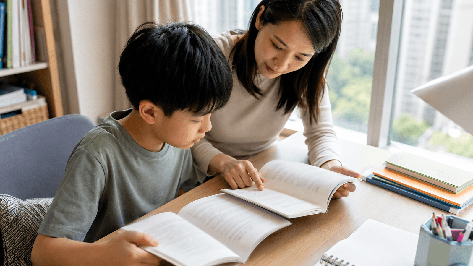 示意圖:家庭一起比較兩份文字模糊的英文誦材,商討理解和練習安排