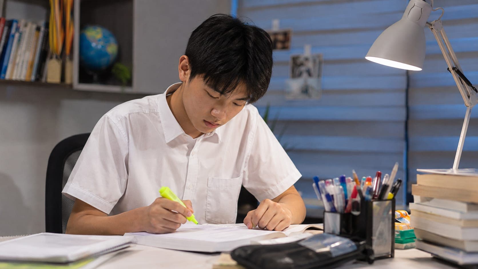中學生在書桌前準備 IELTS 與 TOEFL 英文考試