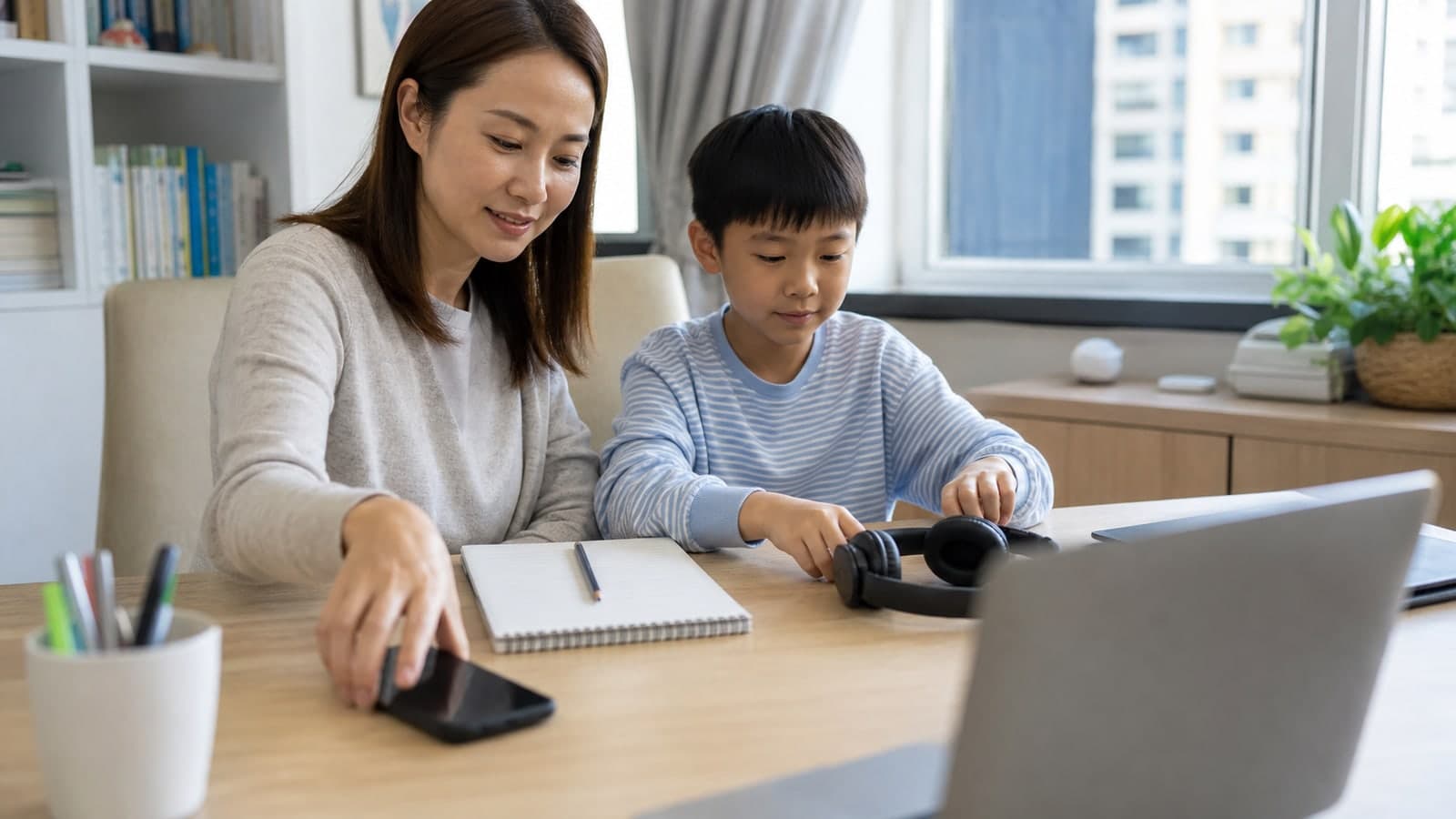 示意:家長和孩子在家中課前整理耳機、桌面和裝置通知