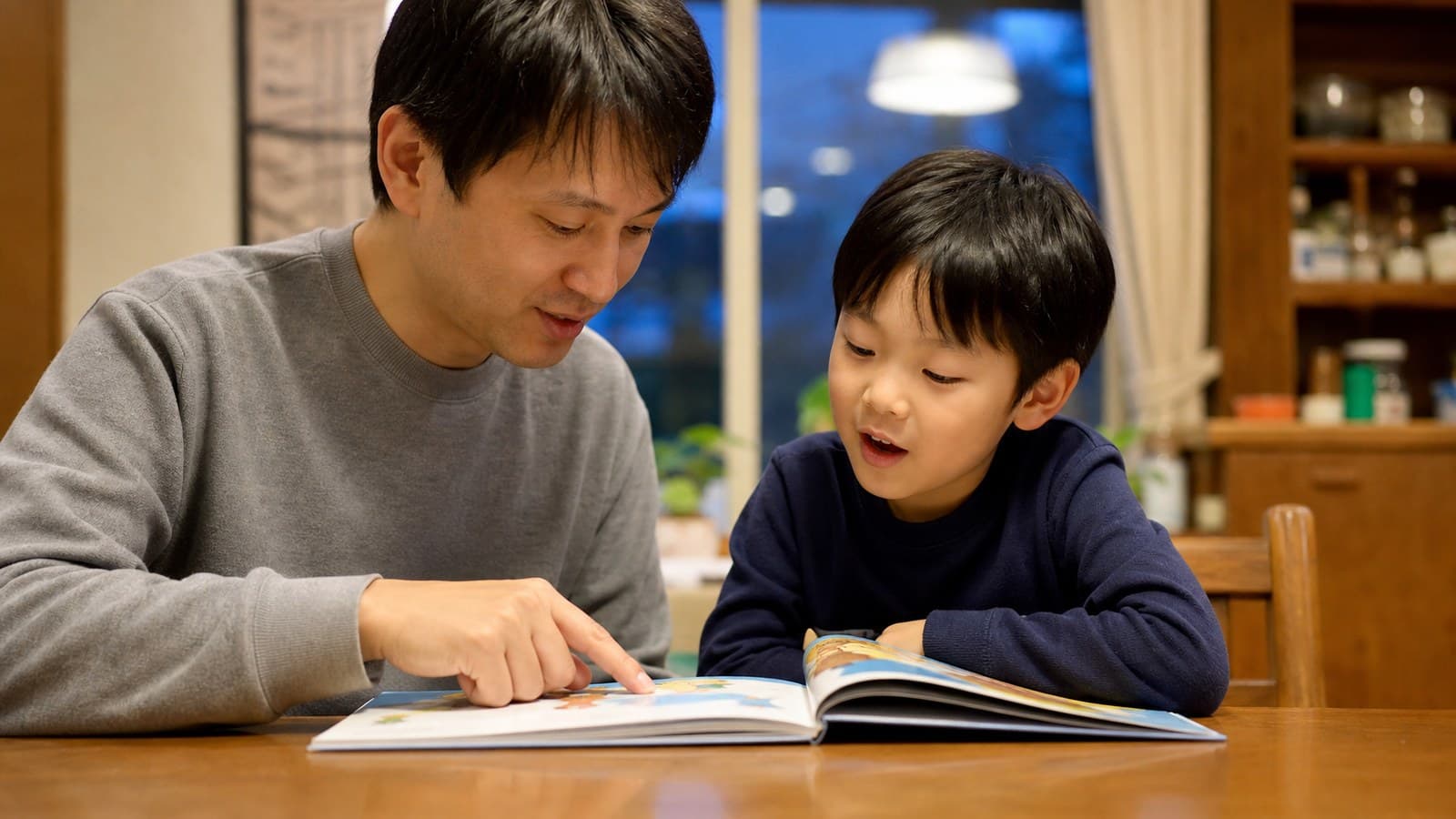 示意:家長與孩子在家中一起閱讀英語圖書並進行短對話